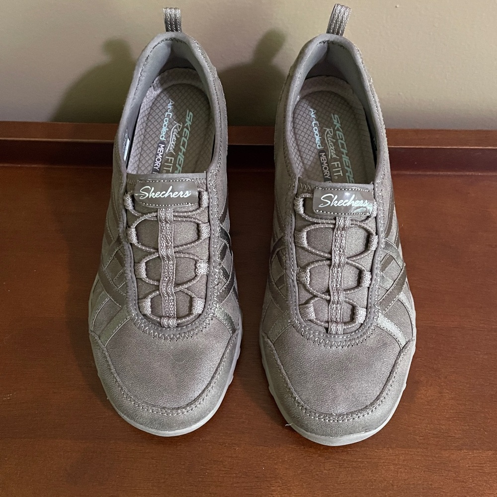LIKE NEW SKECHERS RELAXED FIT MEMORY FOAM SHOES